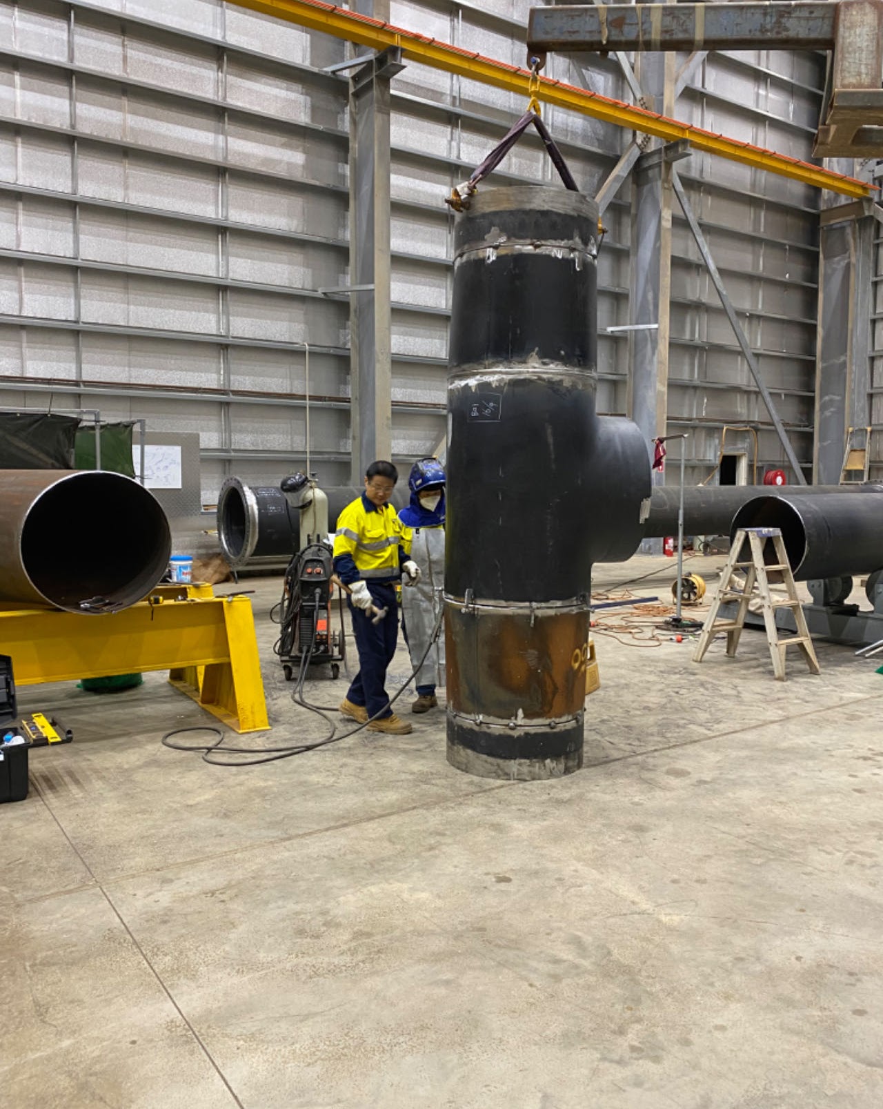 Welded pipe tee on lifting frame