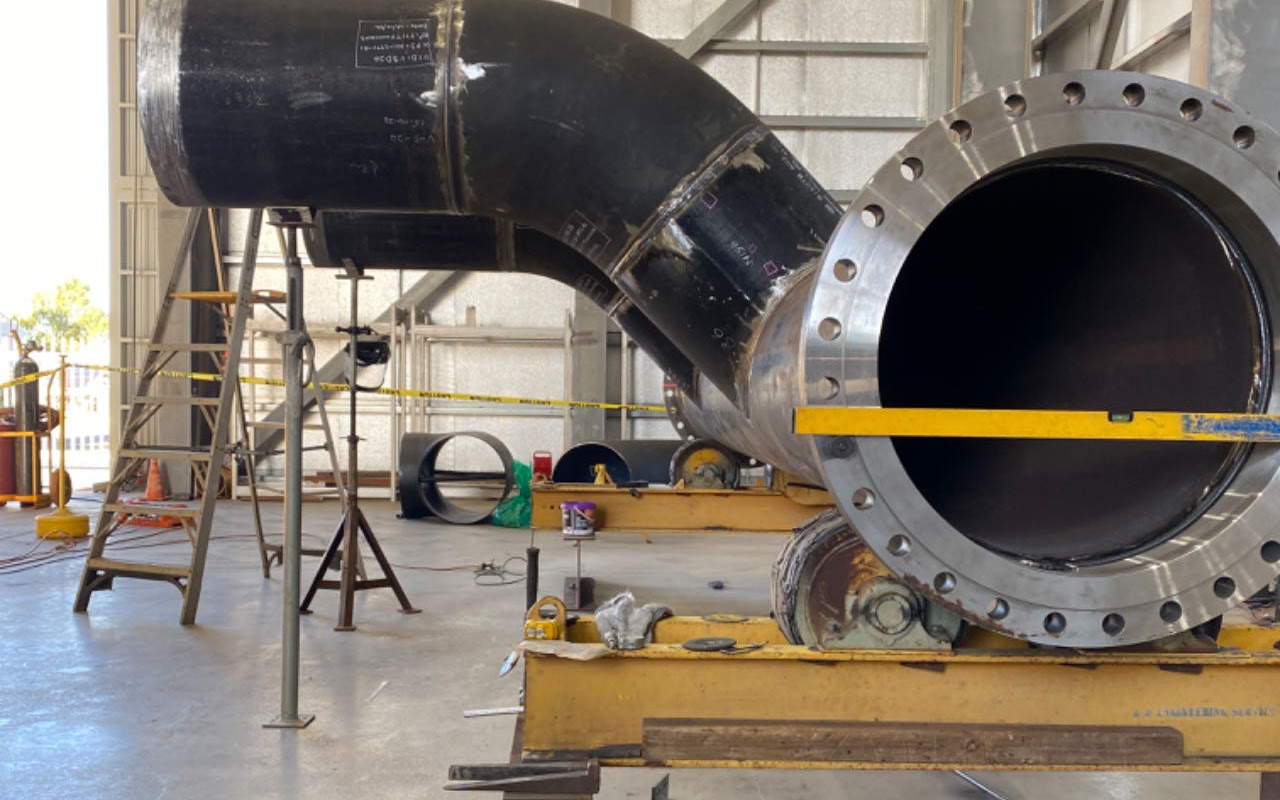 Large bore pipe elbow with flange